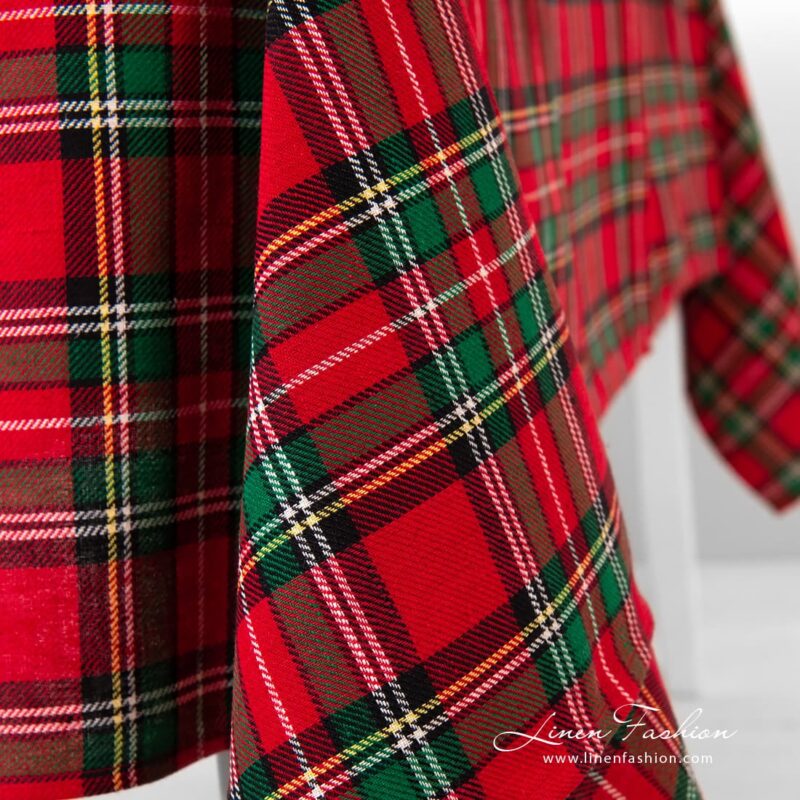Tablecloth i red color.