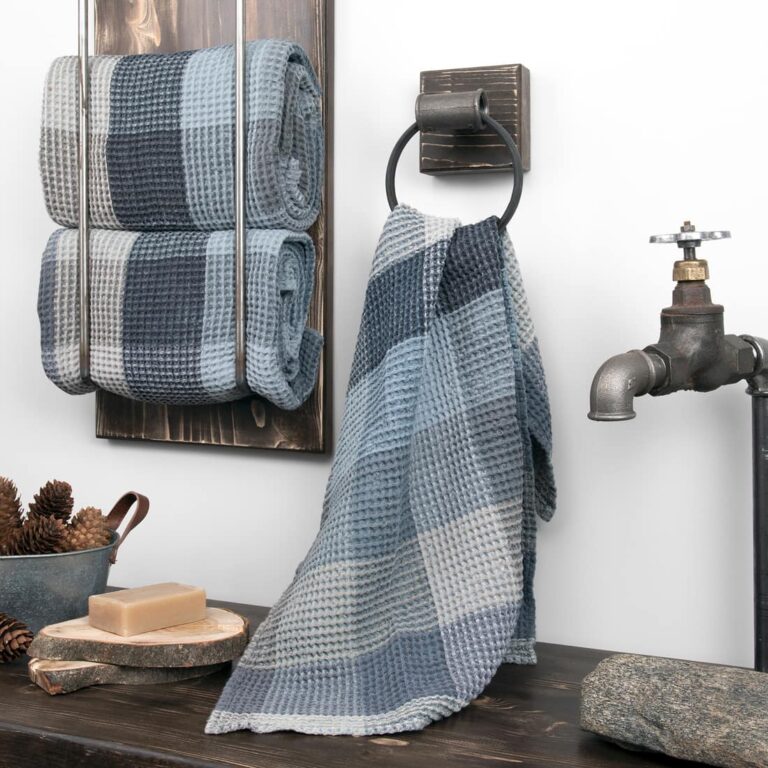 Linen sauna towel in bluish gray checks