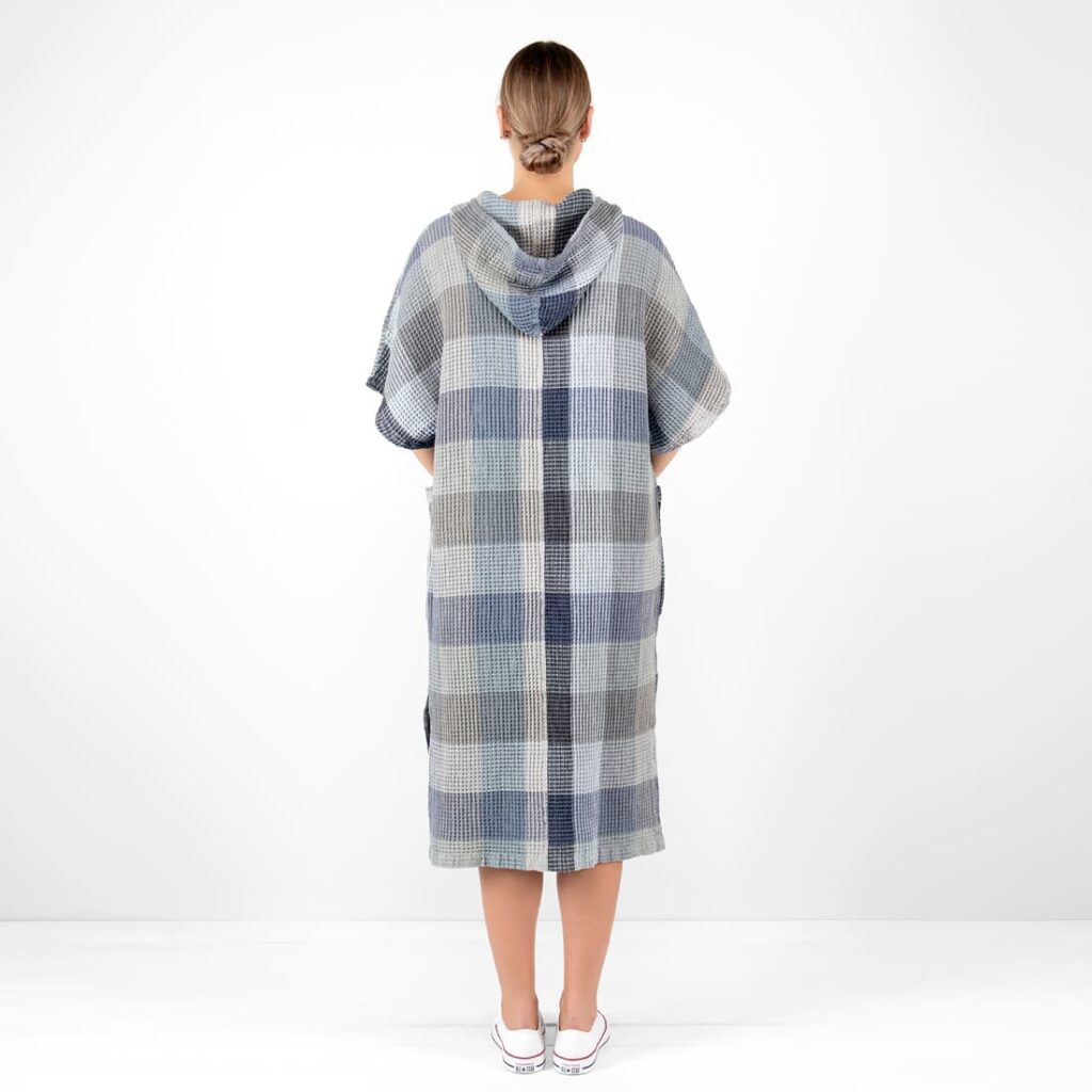BINGO Ponczo szare w grafit 6 grey blue linen poncho bingo from backside.