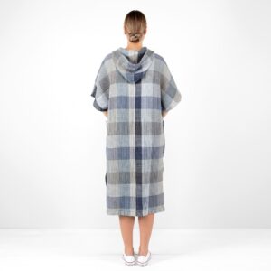 BINGO Ponczo szare w grafit 12 grey blue linen poncho bingo from backside.