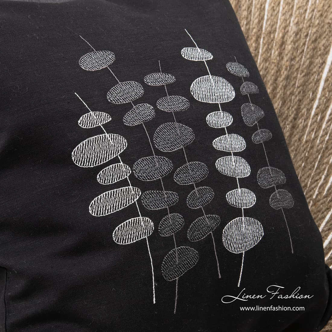 Linen-cotton cushion cover in black, ula.