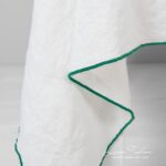 ARVO Obrus biały jaskrawy zielony brzeg