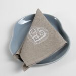 HARTY serwetka ozdobiona białym haftem