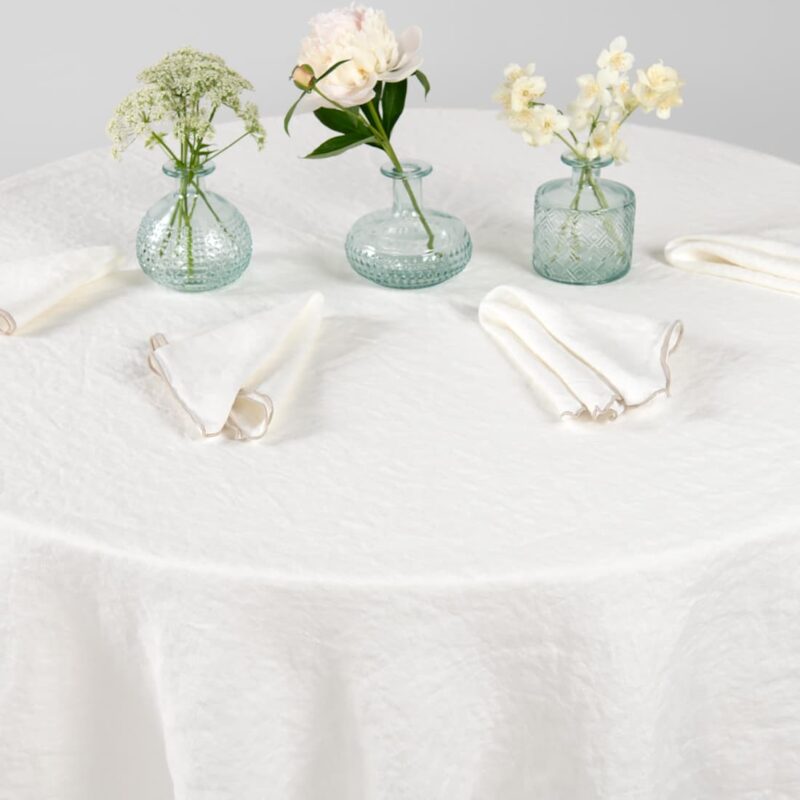linen round white tablecloth with napkins