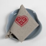 HARTY serwetka ozdobiona czerwonym haftem