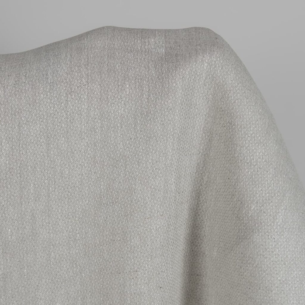 Lniana tkanina beżowa wytkana w romby 4 Beige linen fabric in a diamond pattern close up detail