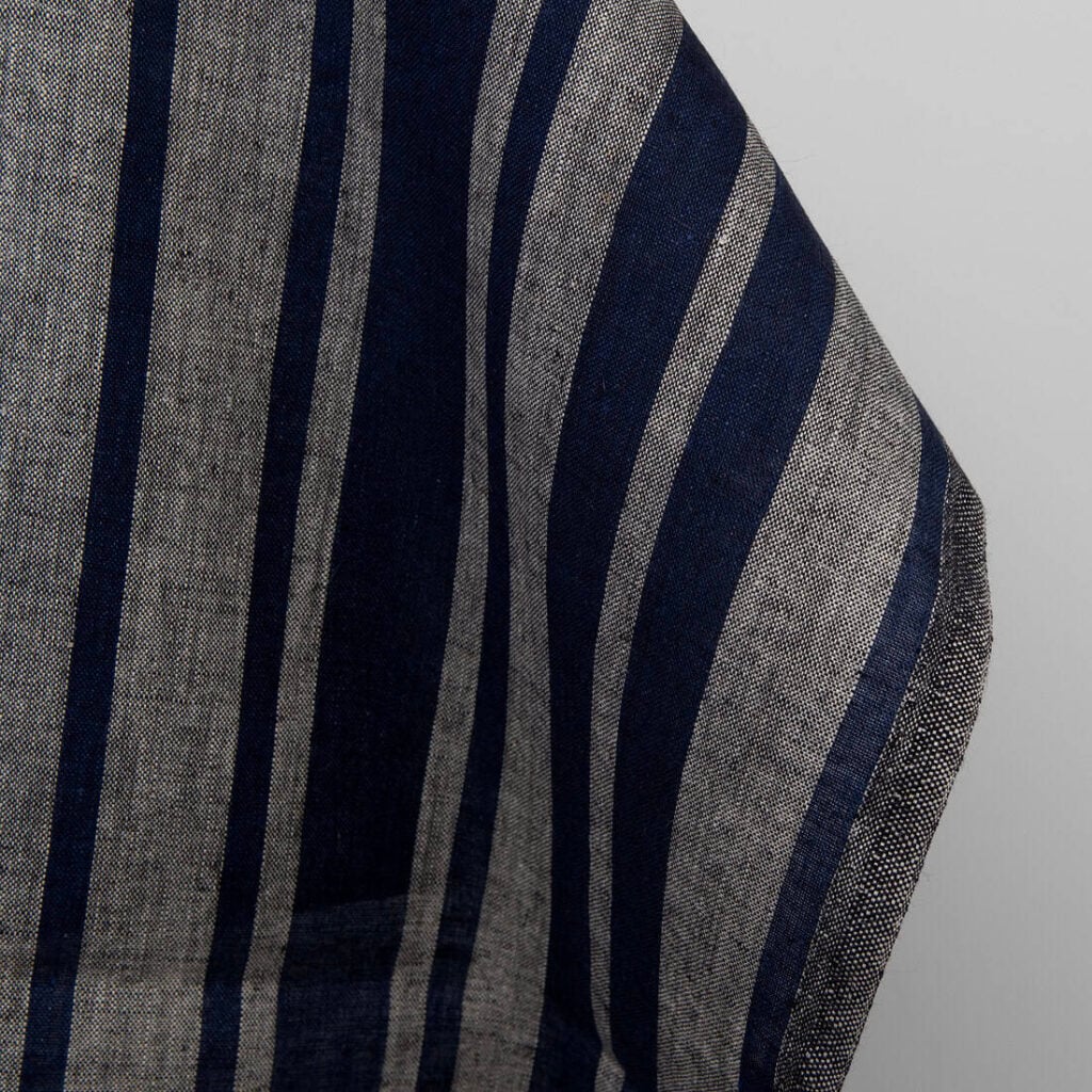 Lniana tkanina w granatowe i szare pasy 2 Linen fabric in blue and natural stripes, plain weave