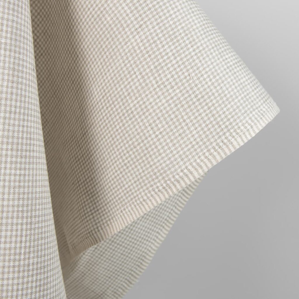 Lniana tkanina w krateczkę szarą i białą 2 Linen fabric in natural and white colour checks close up edge view