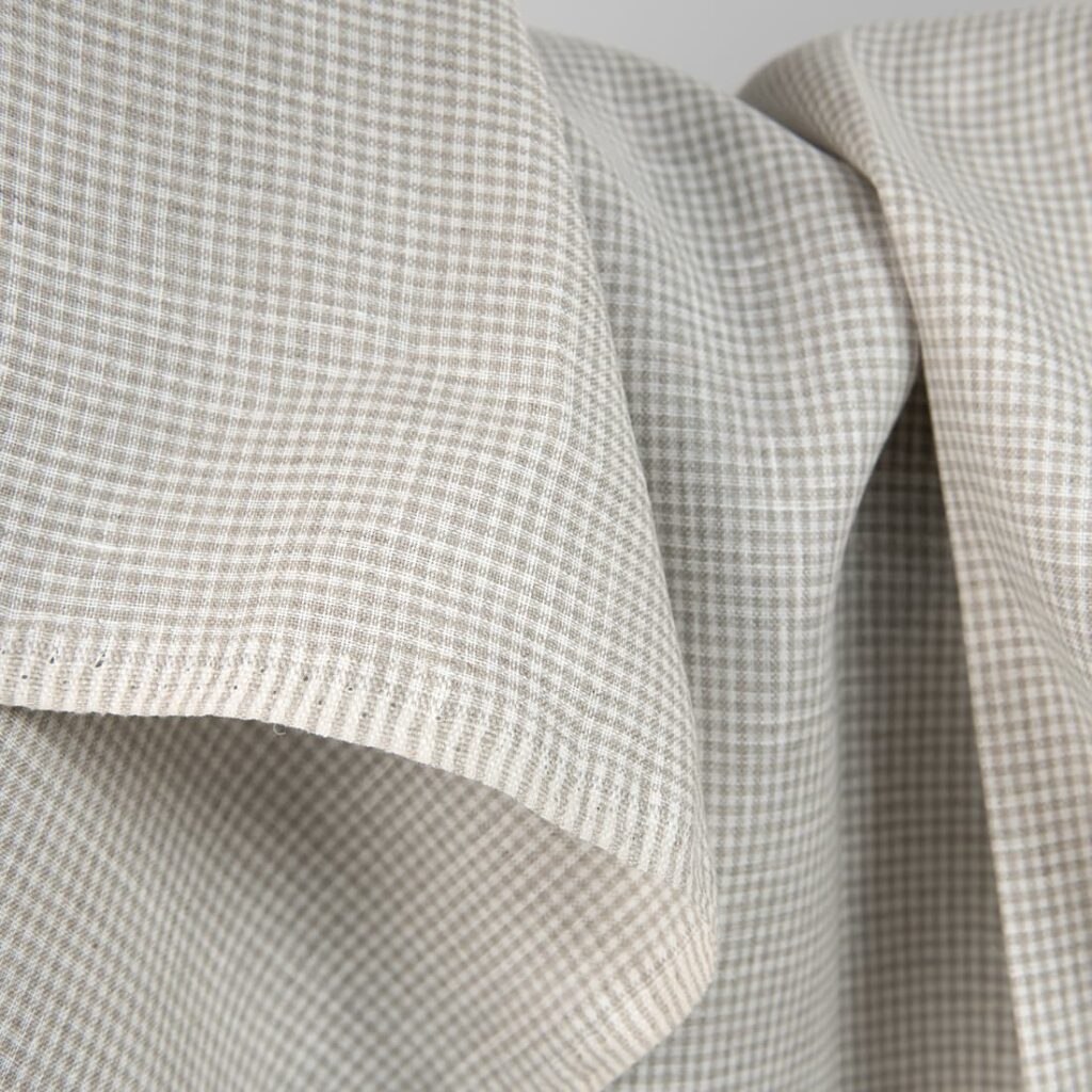 Lniana tkanina w krateczkę szarą i białą 4 Linen fabric in natural and white colour checks close up detail view