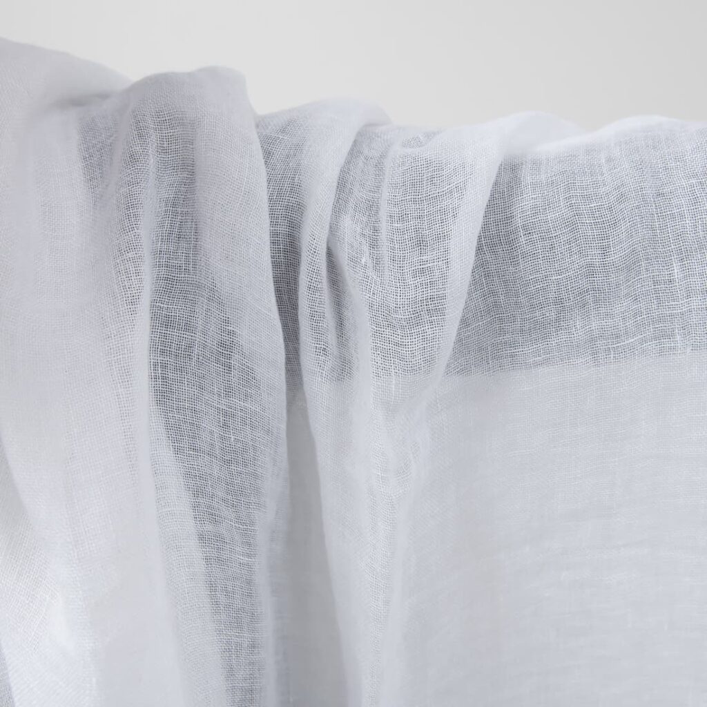 Śnieżnobiała przeźroczysta tkanina lniana, prana 4 Bright white transparent linen fabric washed texture