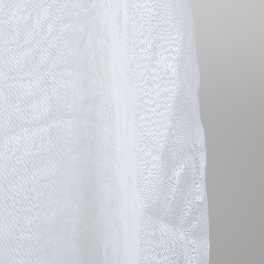 Śnieżnobiała przeźroczysta tkanina lniana, prana 5 Bright white transparent linen fabric washed edge