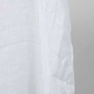 Śnieżnobiała przeźroczysta tkanina lniana, prana 10 Bright white transparent linen fabric washed edge