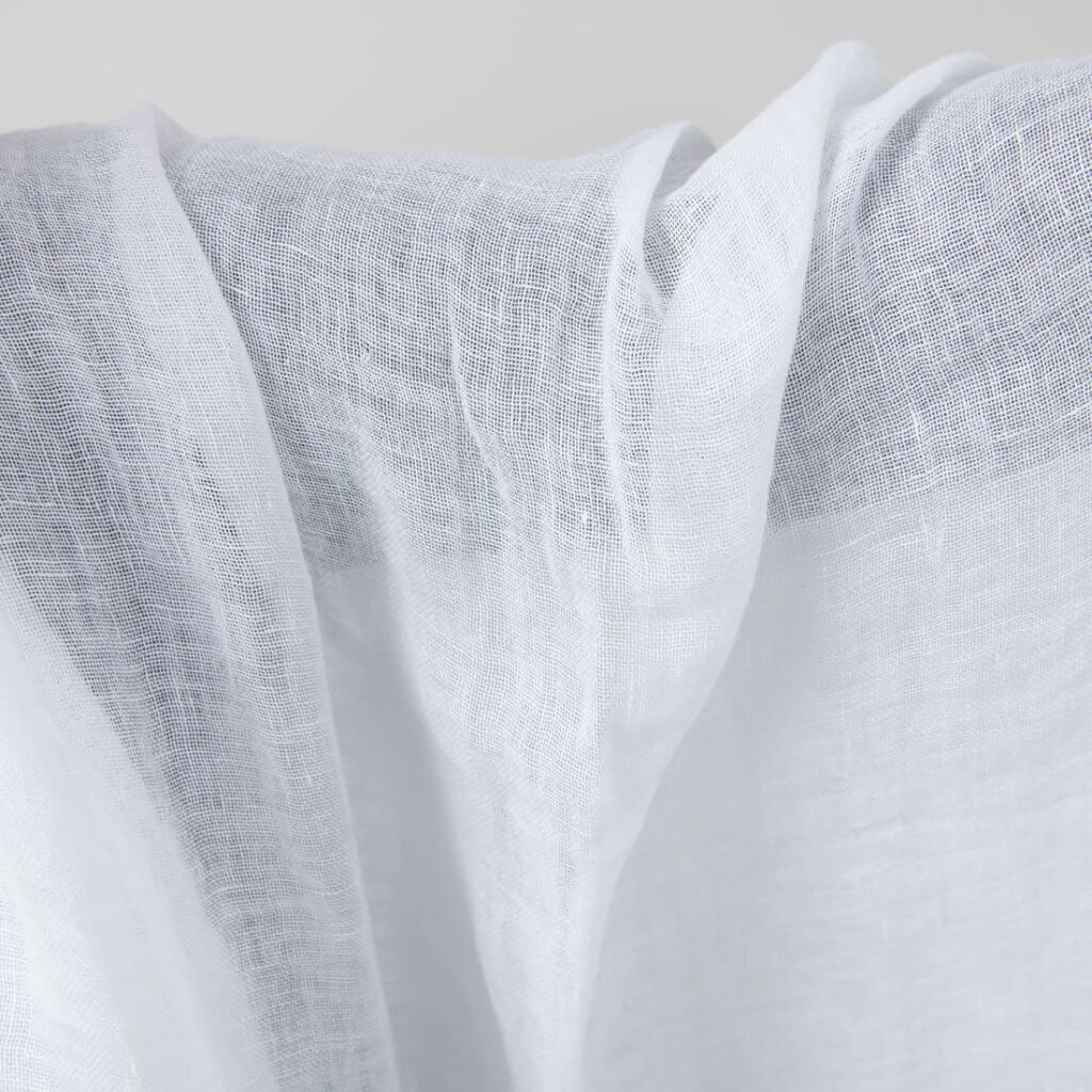 Śnieżnobiała przeźroczysta tkanina lniana, prana 3 Bright white transparent linen fabric washed close up detail