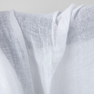 Śnieżnobiała przeźroczysta tkanina lniana, prana 8 Bright white transparent linen fabric washed close up detail