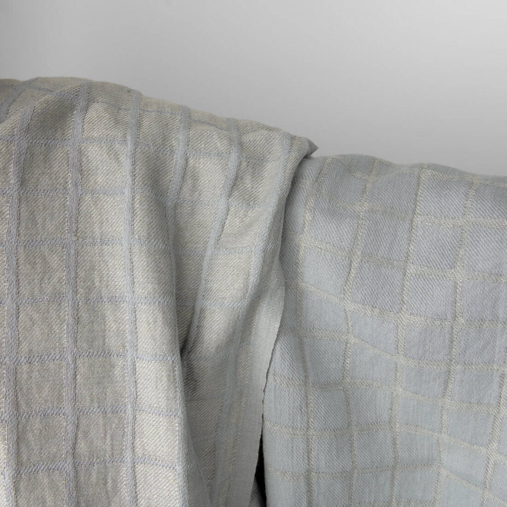 Prana szaro - niebieska tkanina w kratkę 2 Checked jacquard fabric woven from bluish-grey cotton and light grey linen yarns