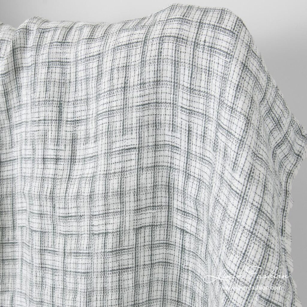 Dekatyzowany len w szary wzór 2 White linen fabric with crossing grey stripes, washed