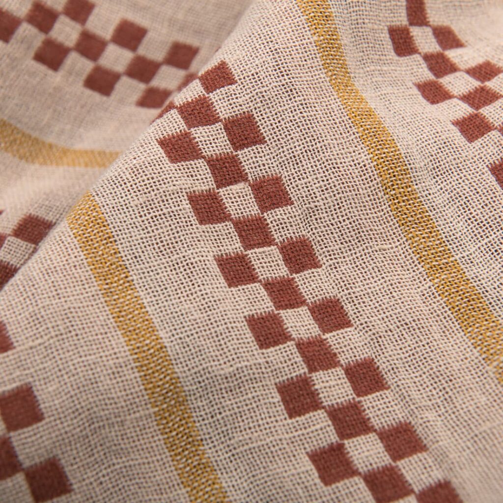 Brązowa prana dwuwarstwowa tkanina lniano – bawełniana 2 Brown patterned double half-linen fabric washed close up detail