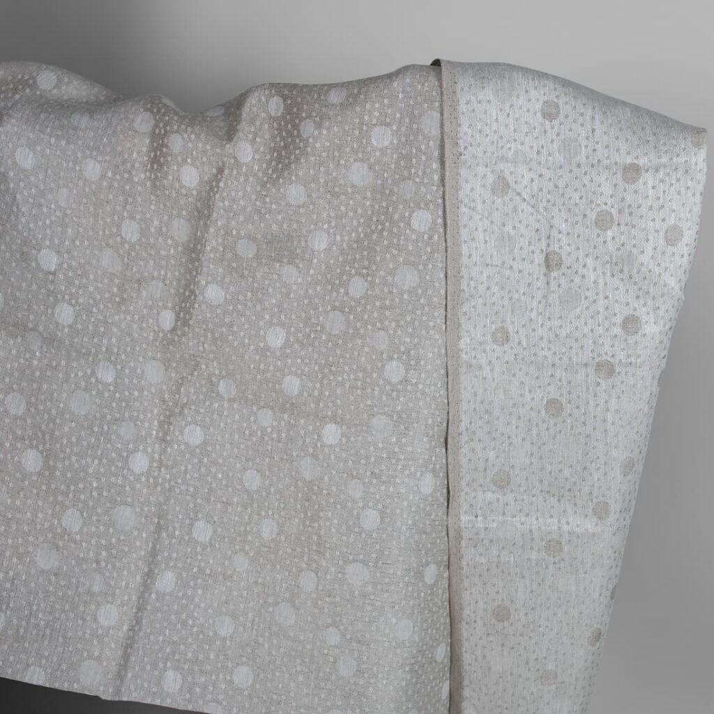 Szary len w ciapki 1 Grey linen fabric in bubble pattern
