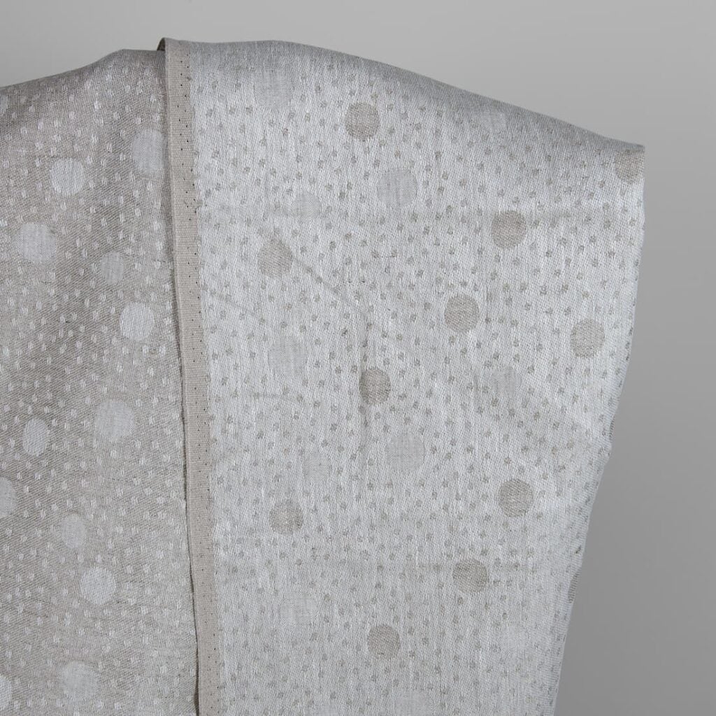 Szary len w ciapki 4 Grey linen fabric in bubble pattern white side
