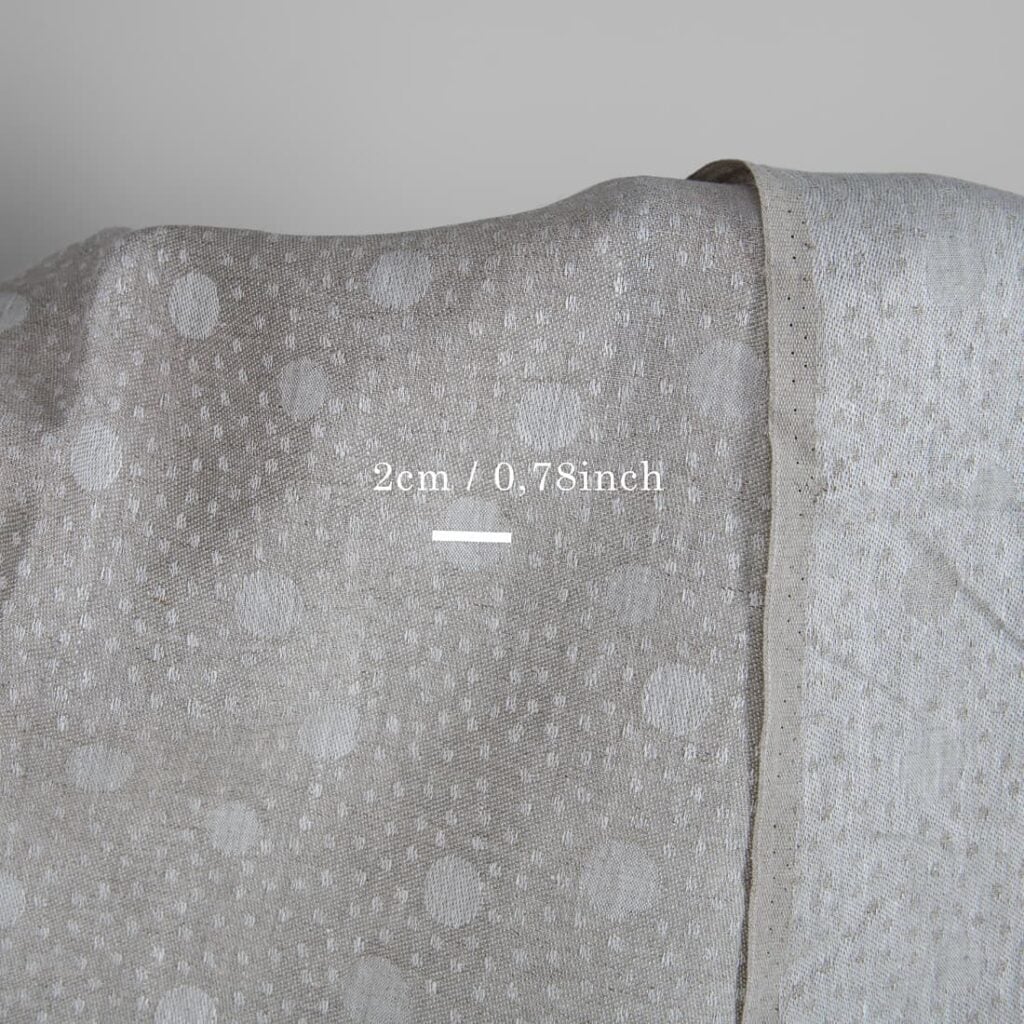 Szary len w ciapki 2 Grey linen fabric in bubble pattern with measurements