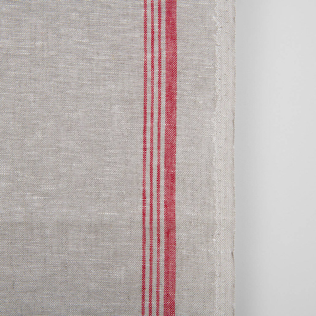 Jasnoszara lniana tkanina z czerwonymi paskami 2 Narrow linen towel fabric in beige, with red stripes on one edge