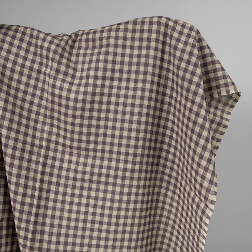 Tkanina lniana w kratkę niebarwioną i fioletową 1 Linen fabric in natural and purple colour checks
