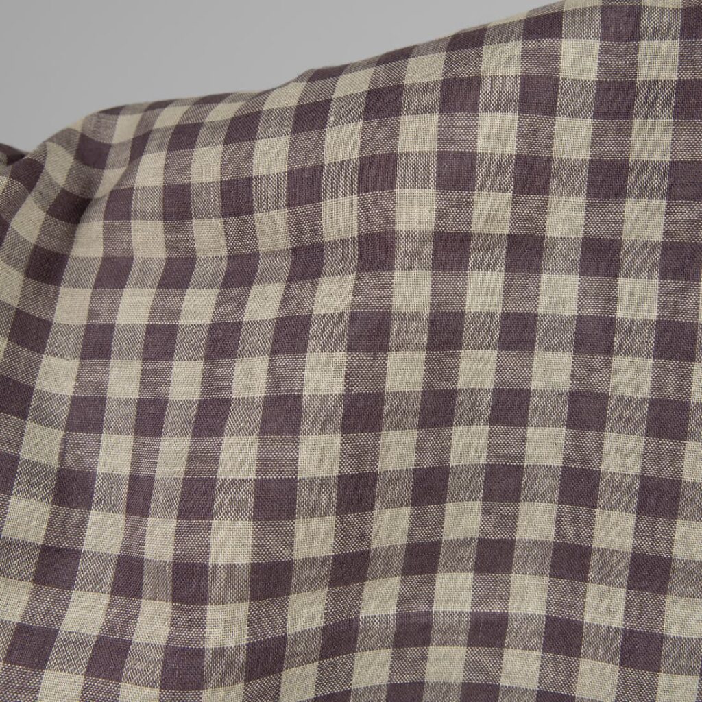 Tkanina lniana w kratkę niebarwioną i fioletową 4 Linen fabric in natural and purple colour checks close up detail