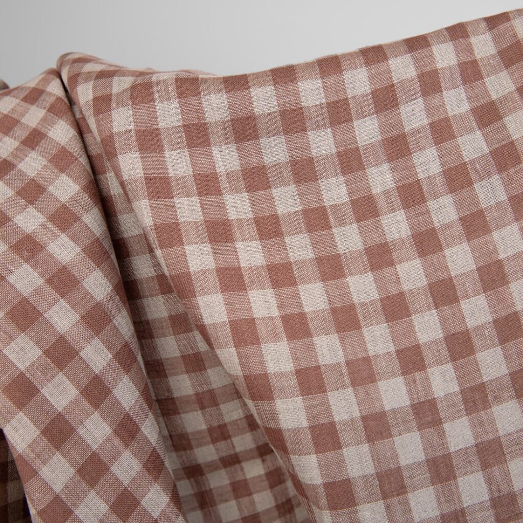 Tkanina lniana w brązową i niebarwioną krateczkę 3 Linen fabric in brown and natural linen colour checks close up detail