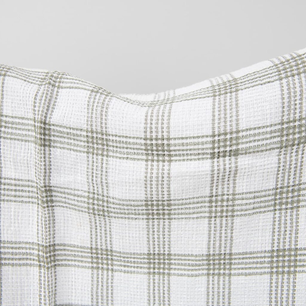 Prana śnieżnobiała lniano - bawełniana tkanina w kratkę 3 White washed linen cotton checked fabric close up detail