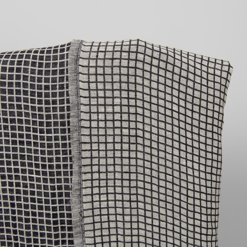 Lniano-bawełniana tkanina prana w biało-czarną krateczkę 4 Half-linen fabric in black and white checks washed light side