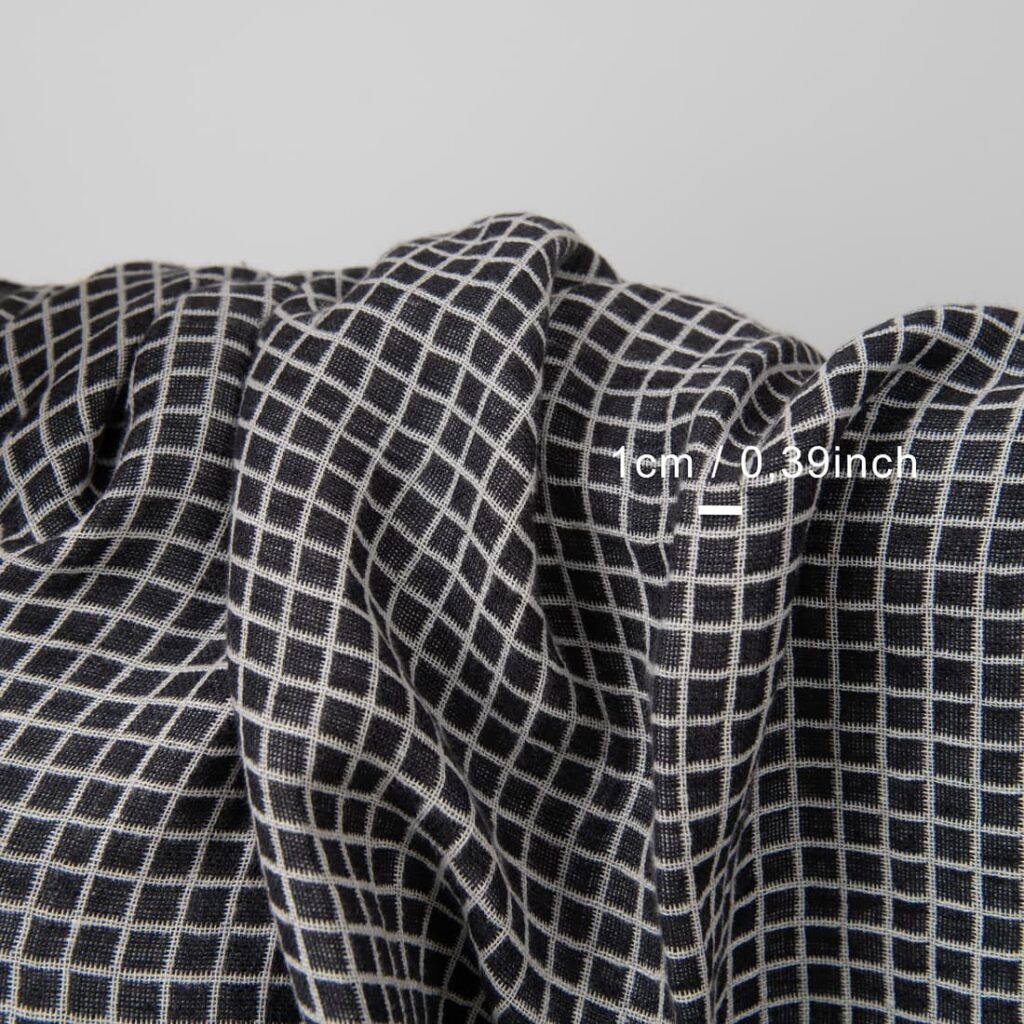 Lniano-bawełniana tkanina prana w biało-czarną krateczkę 2 Half-linen fabric in black and white checks washed with measurements