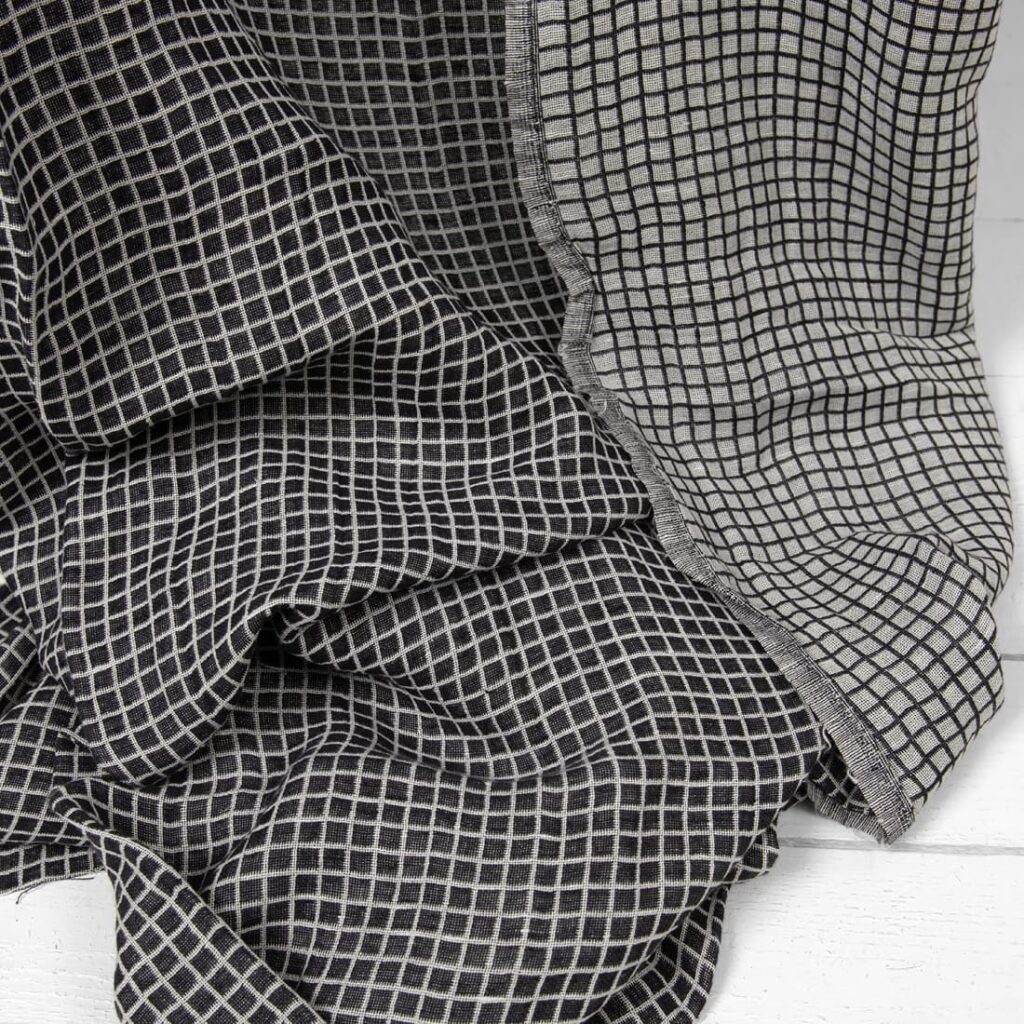 Lniano-bawełniana tkanina prana w biało-czarną krateczkę 3 Half-linen fabric in black and white checks washed texture
