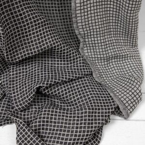 Lniano-bawełniana tkanina prana w biało-czarną krateczkę 7 Half-linen fabric in black and white checks washed texture