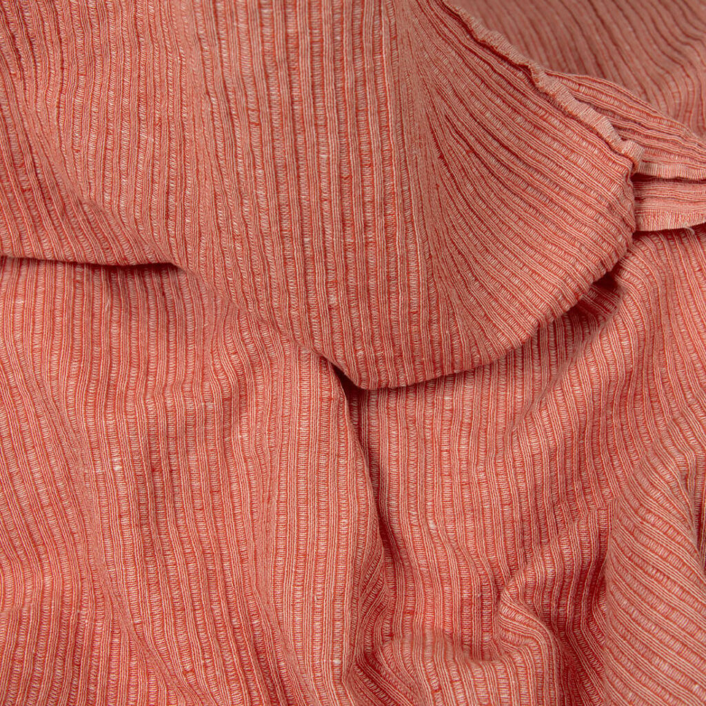 Prana tkanina w czerwone i białe paski len z bawełną 3 Washed linen cotton fabric in red-white stripes detail view