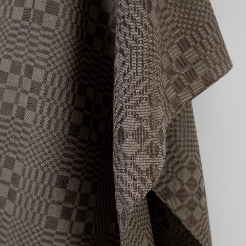 Tkanina lniano-bawełniana ciemnobrązowa i beżowa kratka o splocie skośnym - obrazek 3