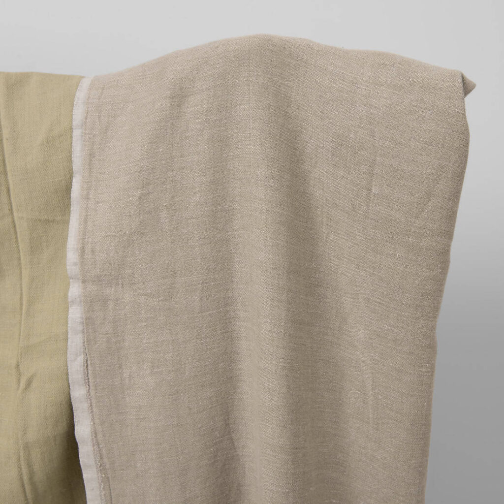 Zielonkawa prana tkanina dwustronna 2 Olive green washed fabric double-sided natural side