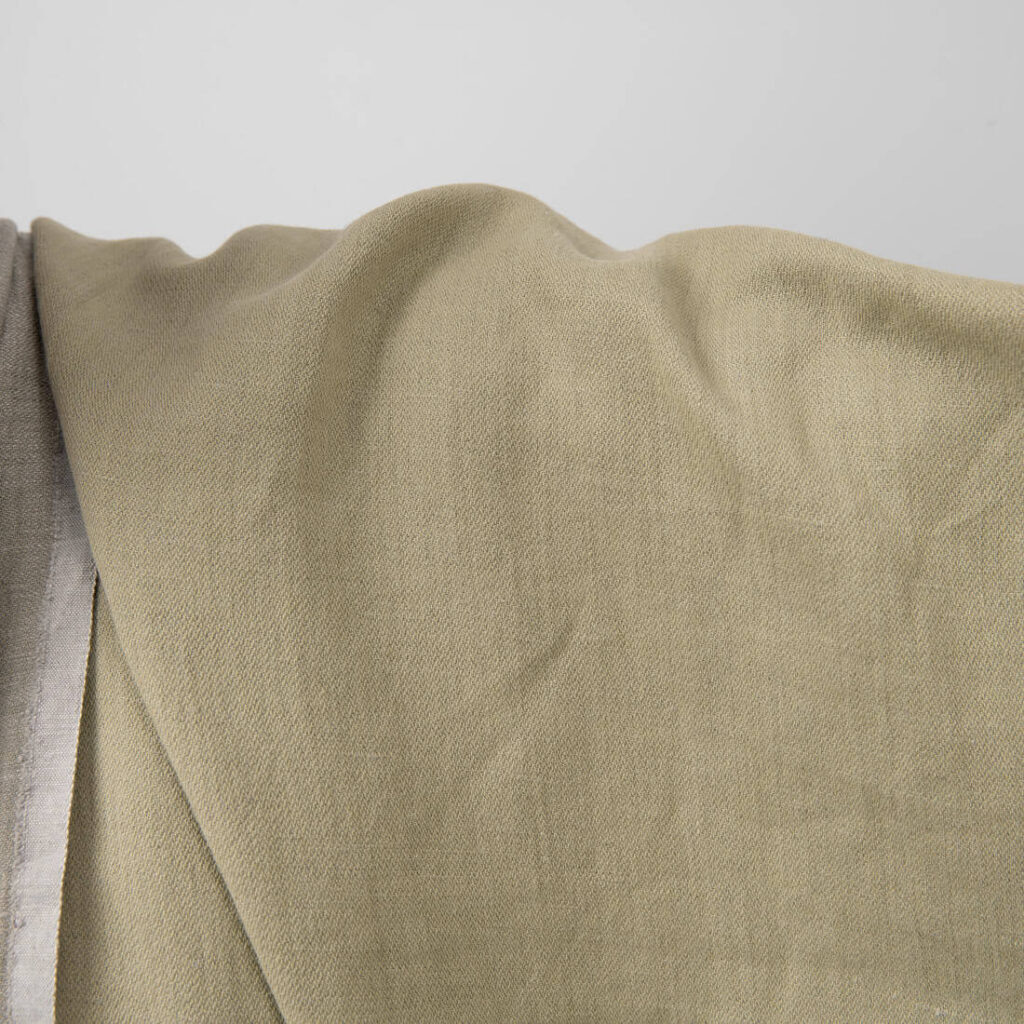 Zielonkawa prana tkanina dwustronna 3 Olive green washed fabric double-sided close up detail