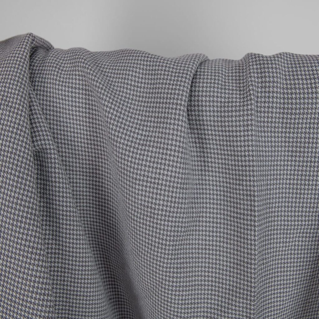 Prana szara pepitka len z bawełną 3 Washed linen cotton fabric grey houndstooth pattern close up detail