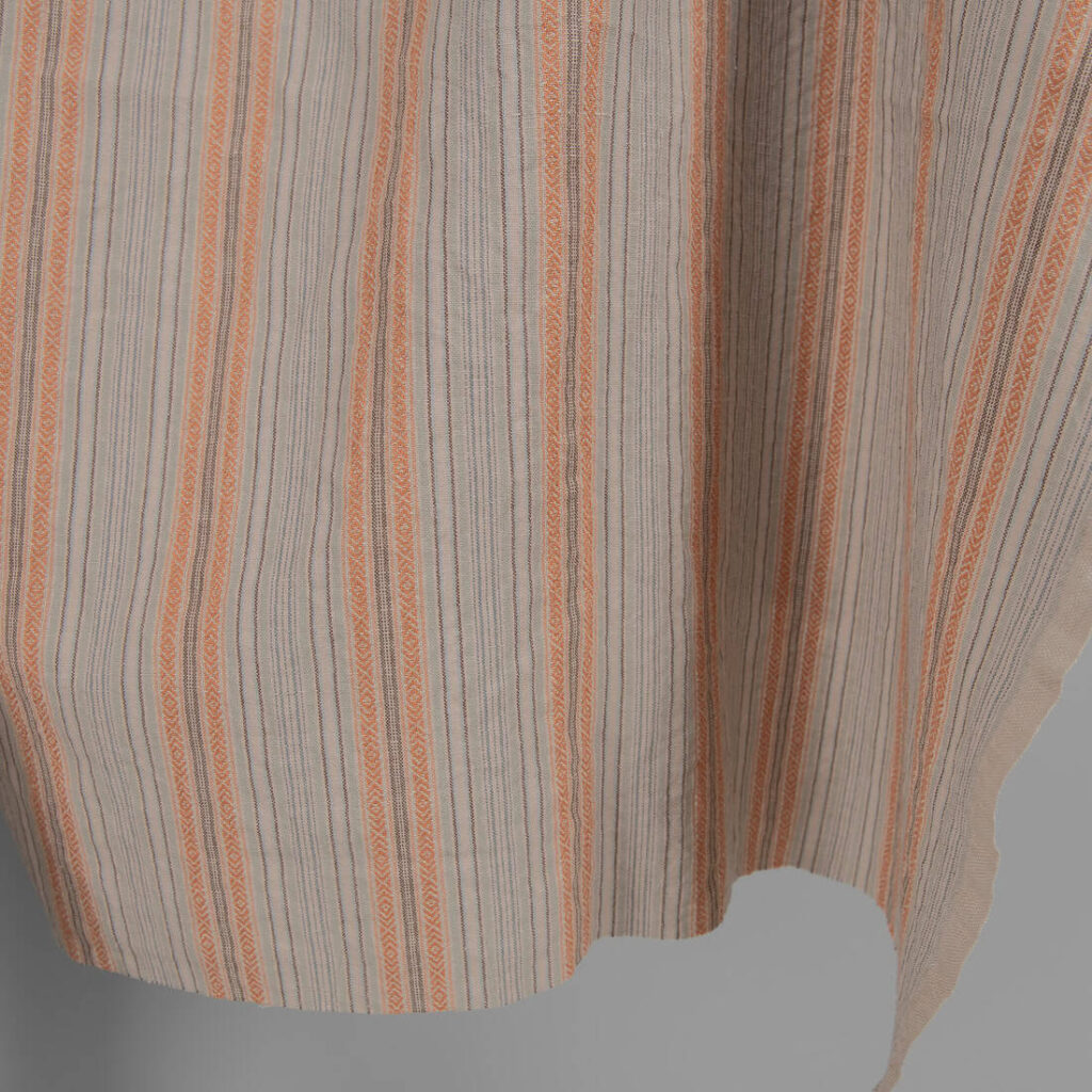 Prany len z bawełną w brązowe paski 4 Washed linen cotton in brown patterned stripes edge view