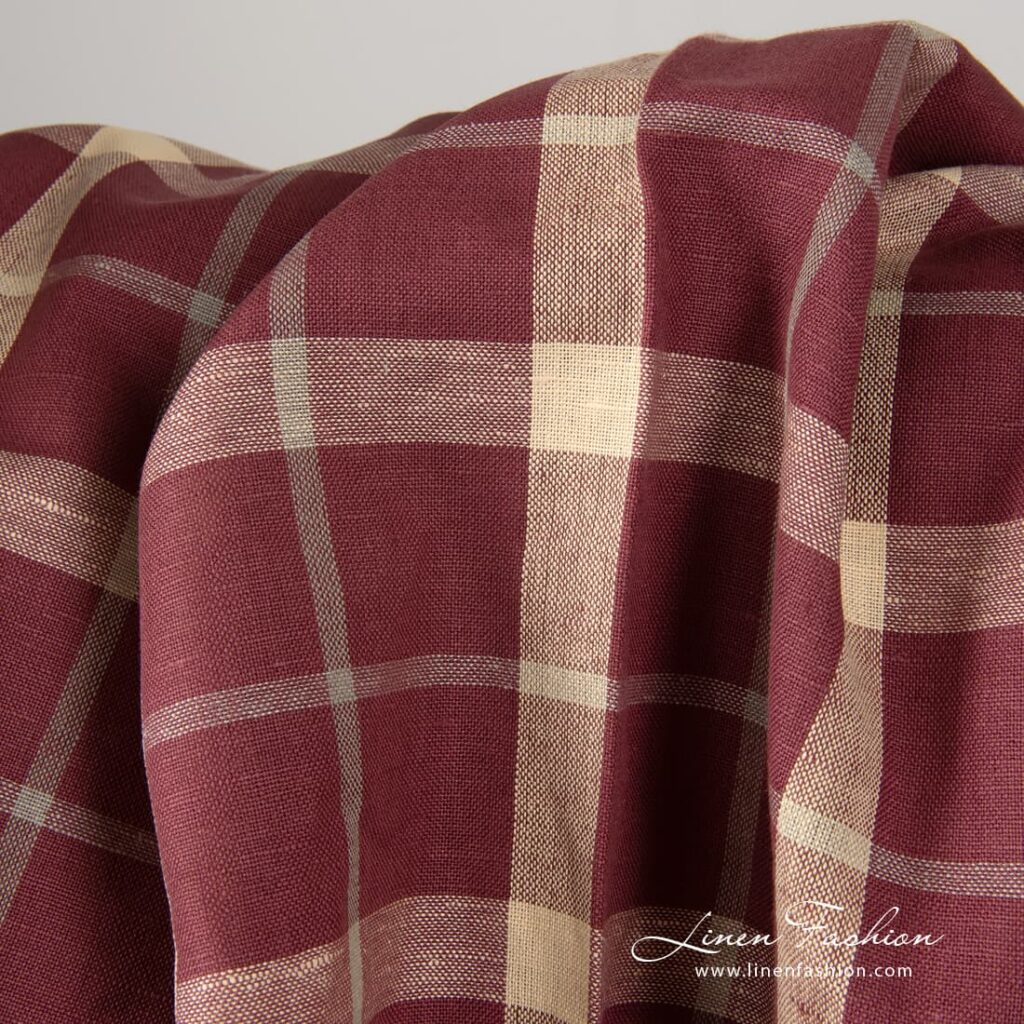 Lniano-bawełniana czerwona tkanina w kremową kratkę 2 Red fabric with cream checks.