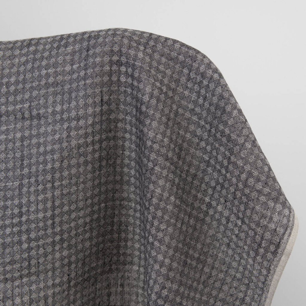 Tkanina lniana w romby w kolorze czarnym i szarym 2 Black and grey linen fabric, diamond pattern