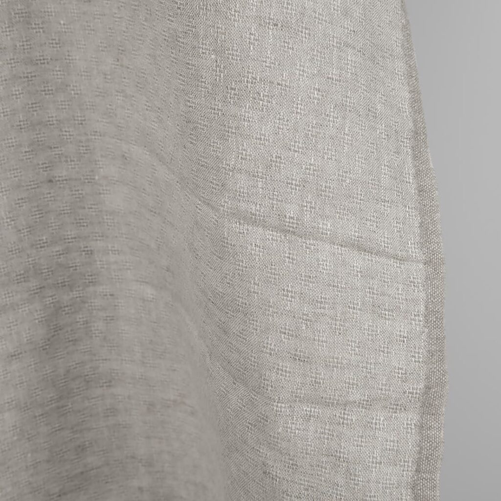Tkanina lniana beżowa w ażurową kratkę 3 Openwork patterned linen fabric in beige edge
