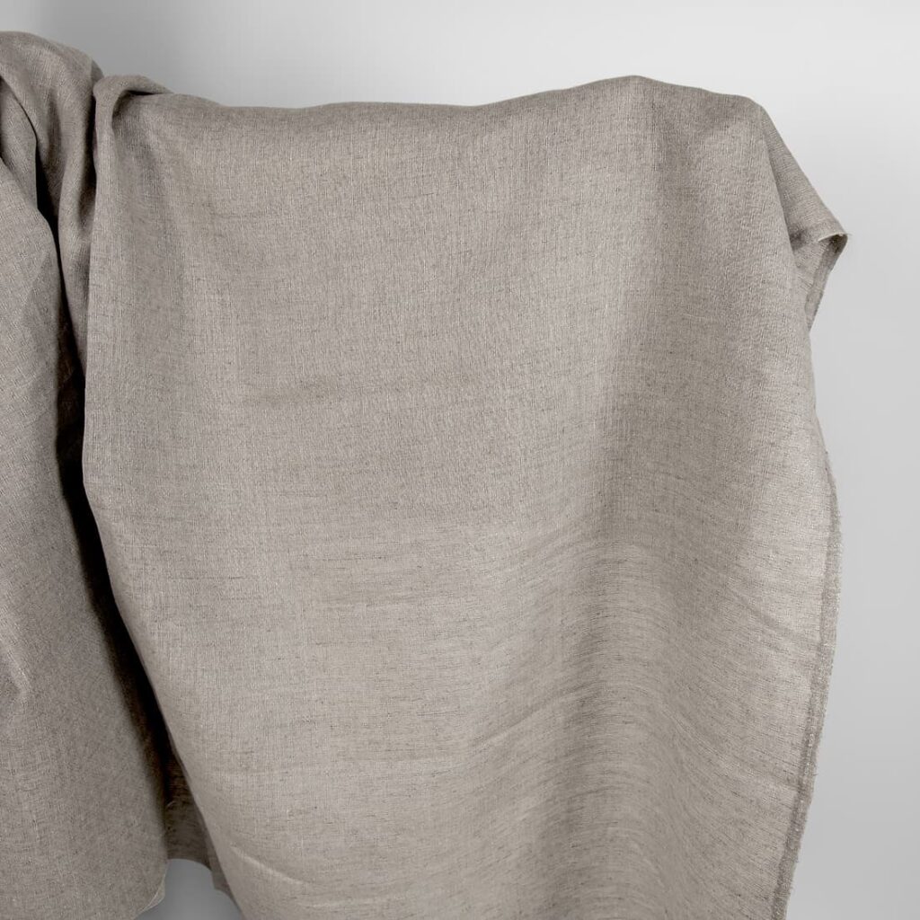 Naturalna tkanina lniana w ażurową krateczkę 1 Natural linen fabric in an openwork pattern