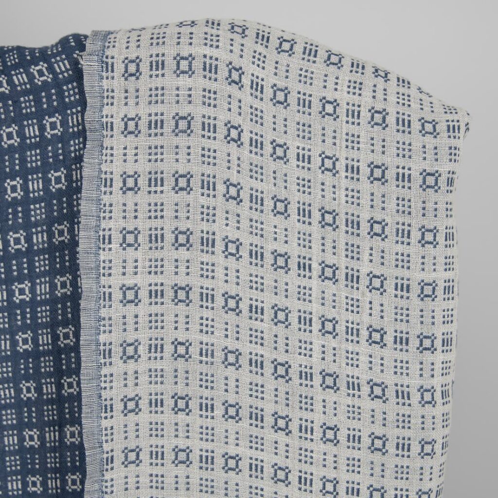 Prany granatowy z białym len z bawełną 2 Washed linen cotton fabric off-white and blue pattern white side