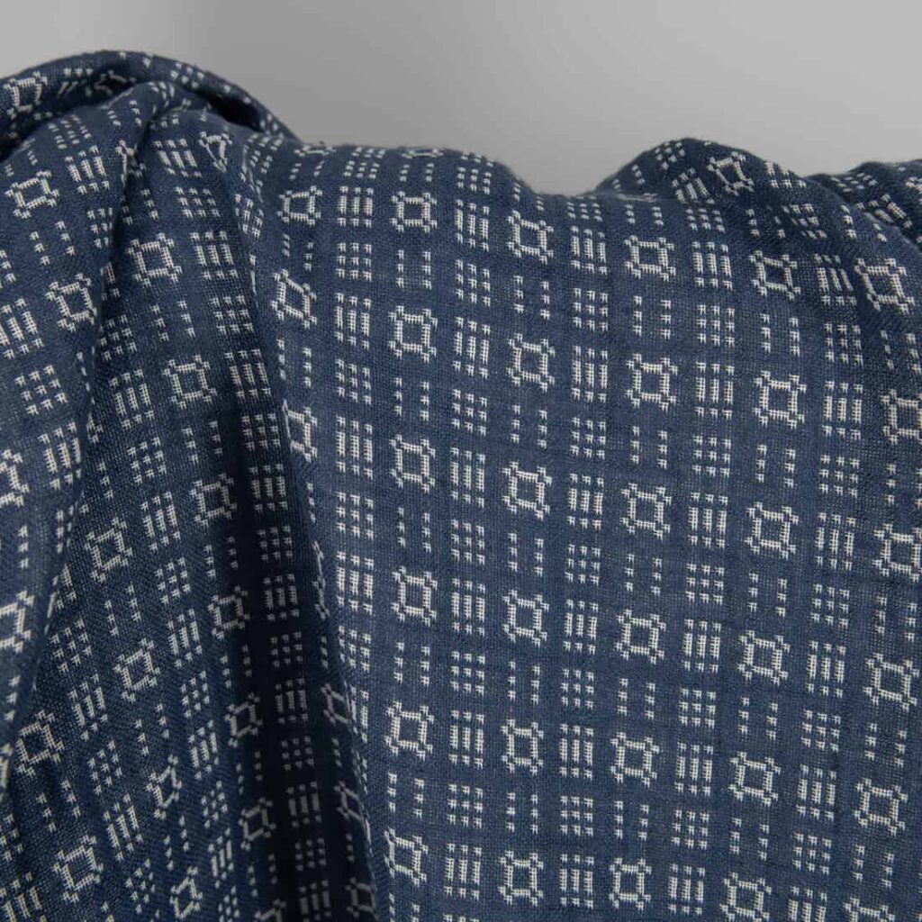 Prany granatowy z białym len z bawełną 3 Washed linen cotton fabric off-white and blue pattern blue side