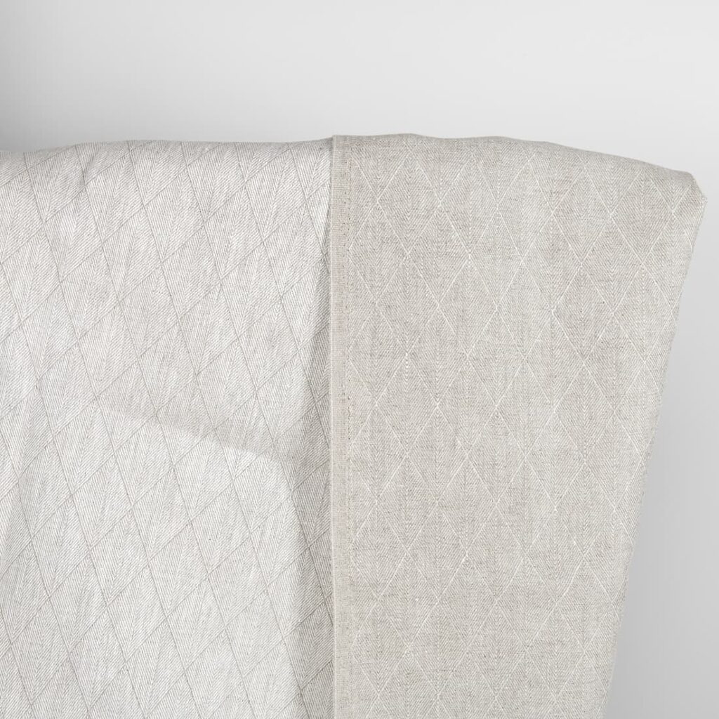 Beżowa dwustronna lniana tkanina w romby 1 Beige double-sided linen fabric in a diamond pattern