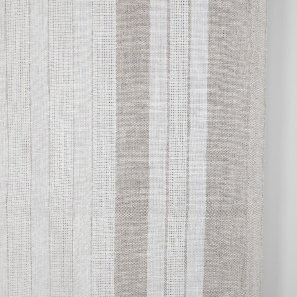 Biała tkanina lniana z naturalnymi, niebarwionymi lnianymi paskami 2 White linen fabric with undyed natural linen stripes close up photo