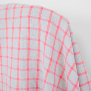 Tkanina lniano-bawełniana jasnoszara w jaskrawoczerwoną kratkę, prana
