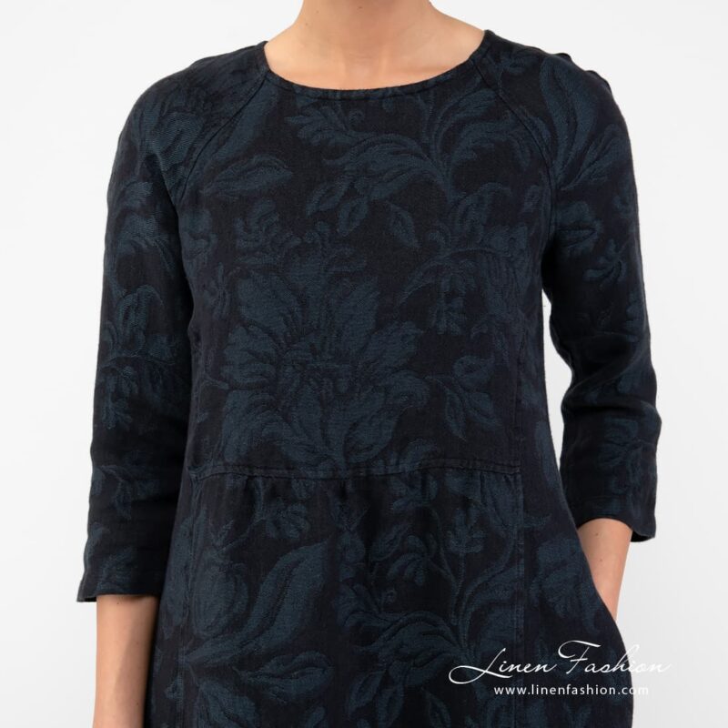Linen dress in floral pattern.