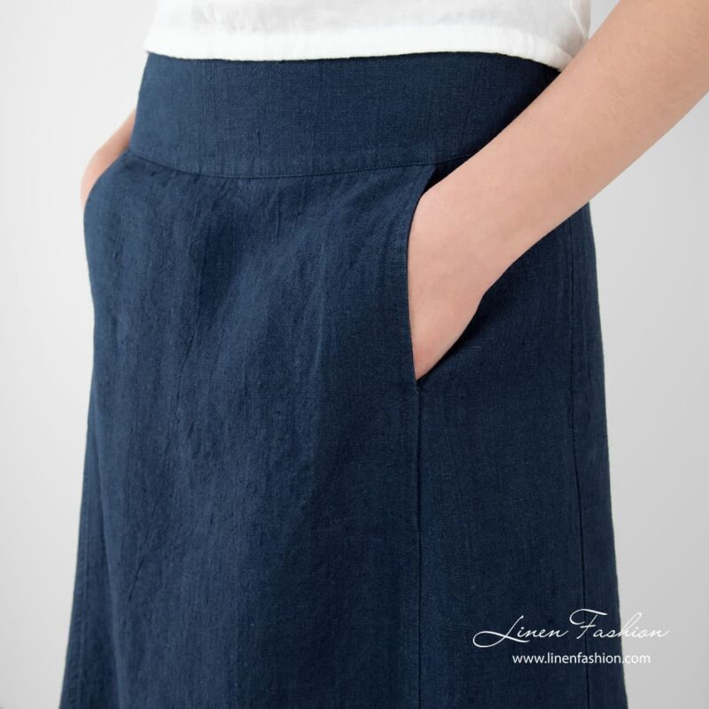 Navy skirt of 100% linen fabric.